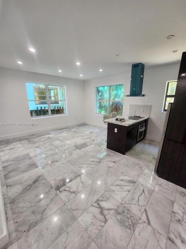 Building Photo - 1560 Drexel Ave