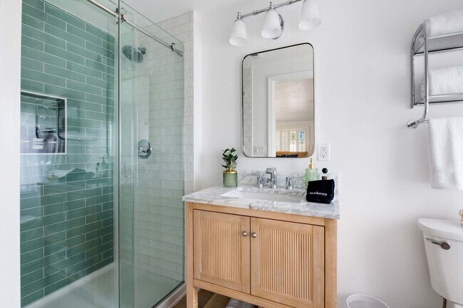 Building Photo - 1850 Castellana Rd