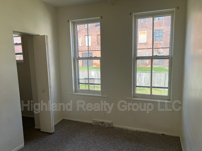 Building Photo - 147 Locust St