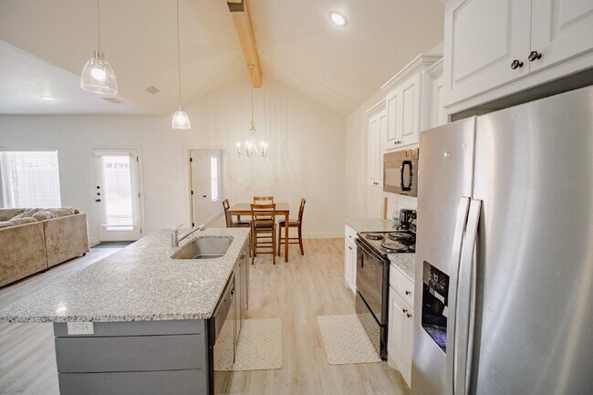 Building Photo - Spacious 3-Bedroom Duplex in South Lubbock