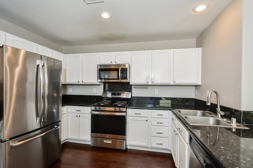 Building Photo - 9213 Millikan Ave