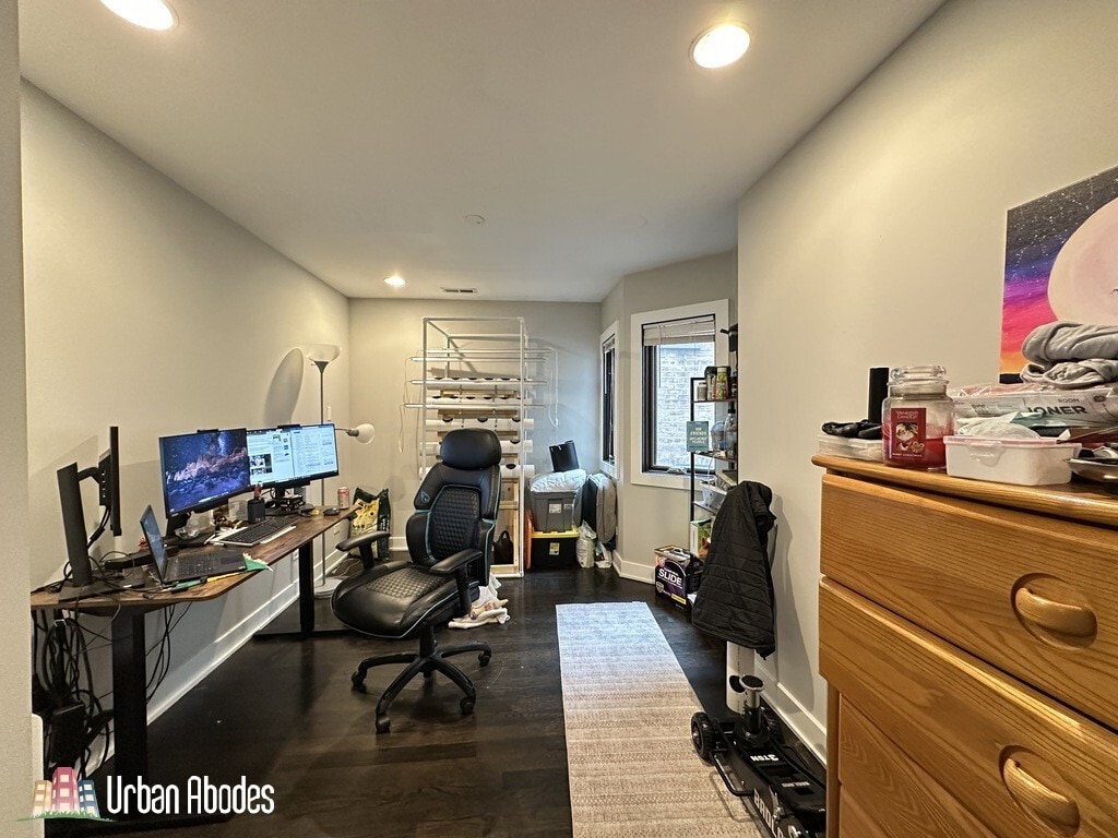 Building Photo - 907 N Damen Ave