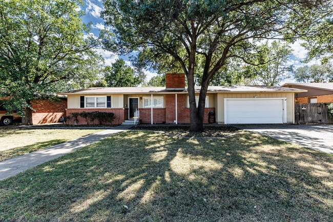 Building Photo - Cute House Convenient to Campus, Shopping,...