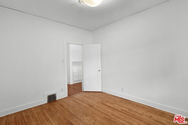 Building Photo - 175 N Sycamore Ave