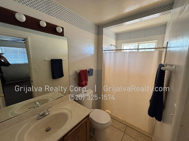 Building Photo - 4 Bed, 2 Bath House on a Large Corner Lot for Rent (22nd St/Wilmot)