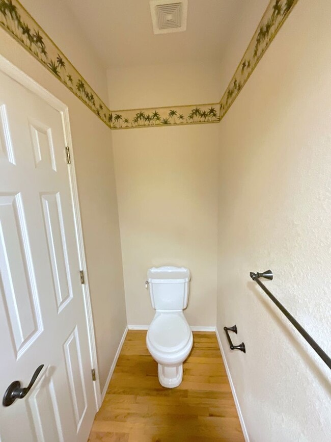 Building Photo - 5 Bedroom Home Available Near Rangewood Dr & Vickers Dr!