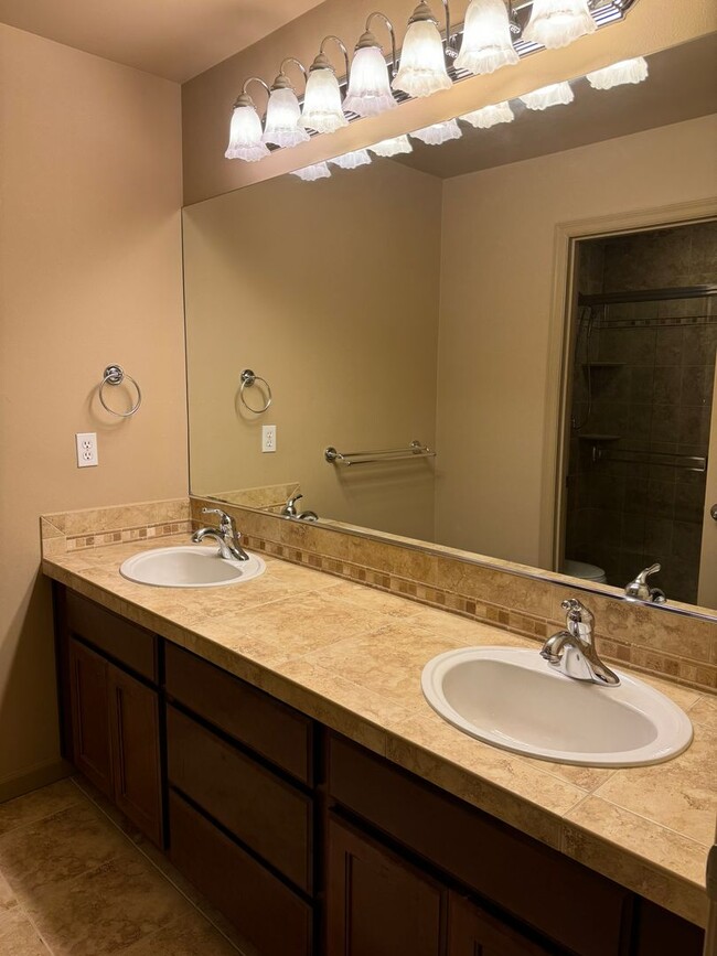 Building Photo - 4Bd/2.5Ba Bellevue Home