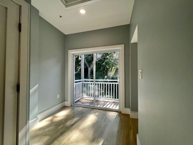 Building Photo - Luxury 4 Bed/2 Bath, LAUNDRY IN-UNIT, Newly Renovated, Private Porch, Washington Square