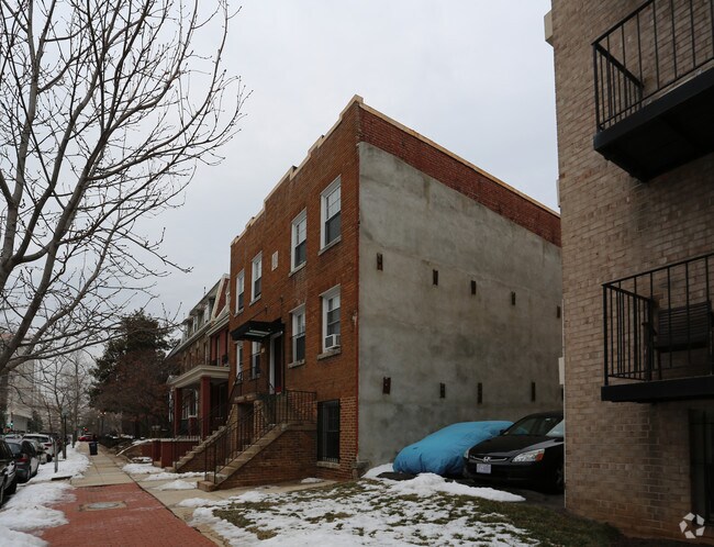 Building Photo - 226 C St NE