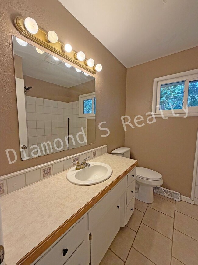 Building Photo - 3 Bedroom Home Close to Sunshine and 65!