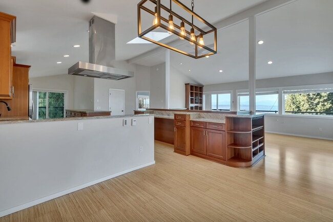 Building Photo - Stunning Sound & Olympic Mountain View Home in North Admiral