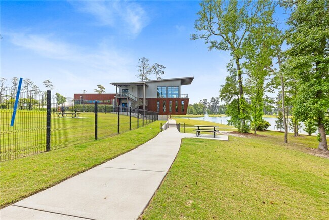 Building Photo - 641 Royal Arch Dr