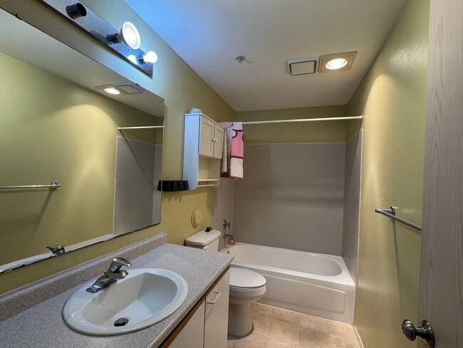 Building Photo - Comfortable & Convenient Condo in Renton