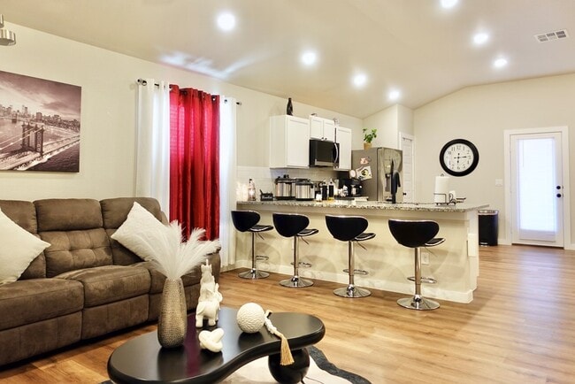 Building Photo - 413 Graze St