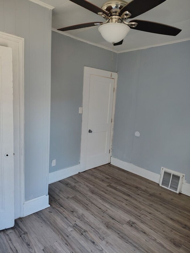 Building Photo - 1100 S 13th St