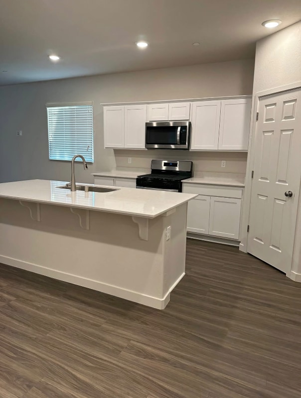 Building Photo - 1913 E Evening Glow Ave