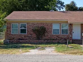 Building Photo - 901-903 Meadowlark Circle