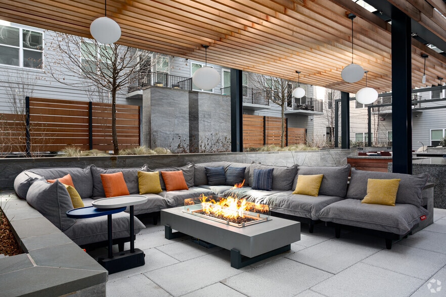Courtyard - Sloan Clarendon