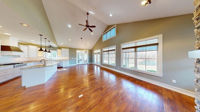 Building Photo - Beautiful county home, ranch with extra bu...
