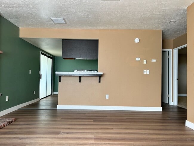 Building Photo - 912 W Graaf Ave