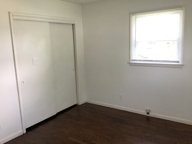 Building Photo - 601/603 N Belview Ave