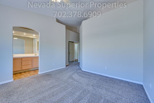 Building Photo - SE Single Story 3 Bedroom Home!!! Low Main...