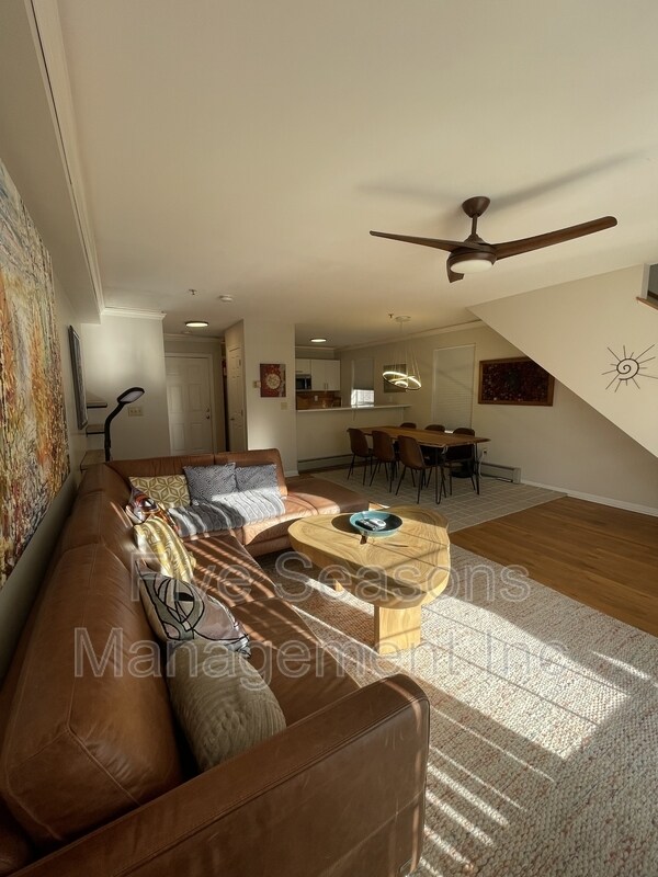 Building Photo - 352 Hildred Dr