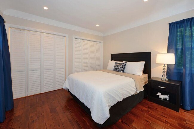 Building Photo - Welcome to this beautifully updated Spanis...
