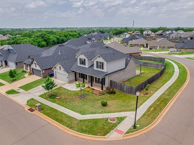 Building Photo - 915 Kings Canyon Rd