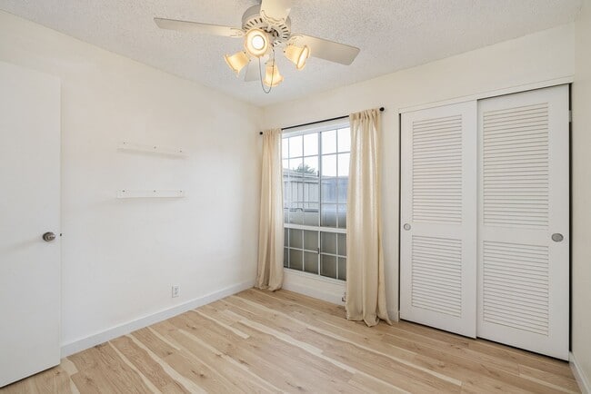 Building Photo - Pet Friendly - 2 bed /1 bath covered parki...