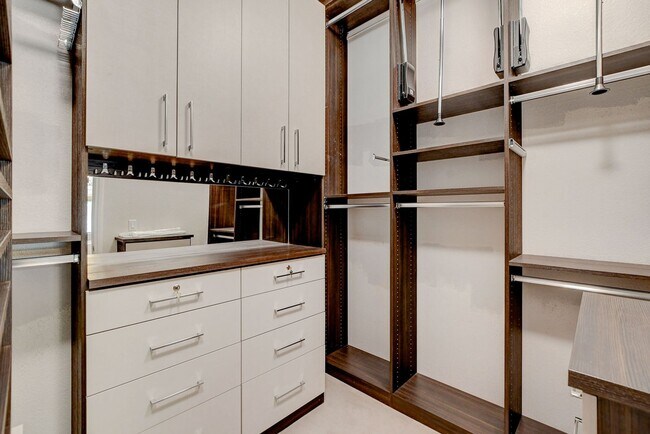 Building Photo - Popular Seven Hills Area, 1-Story, Complet...