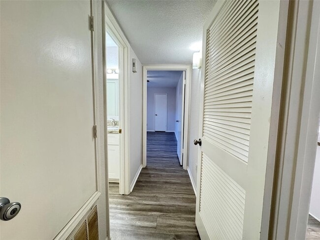 Building Photo - 2202 Windy Meadow Dr