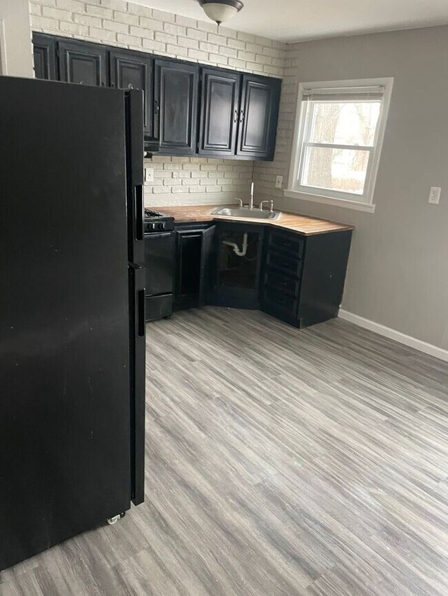 Building Photo - 3 Bedroom Ranch | Modern Updates & Natural Light