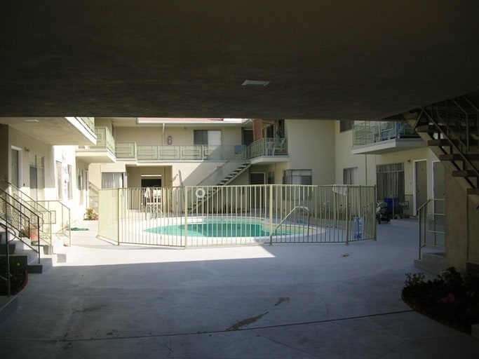 Building Photo - 643 E 99th St