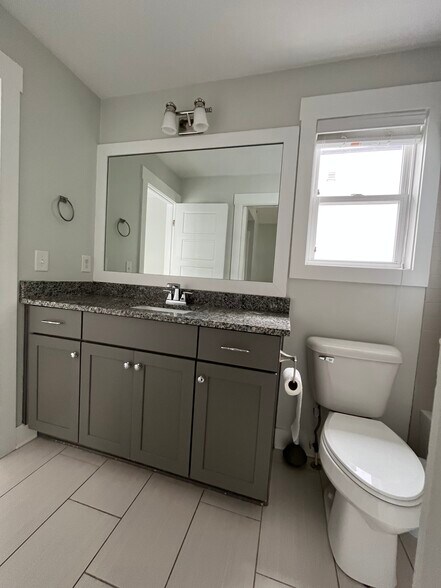 Shared bath - 1705 14th Ave N
