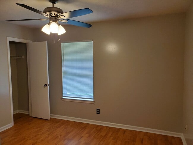 Building Photo - 3 bedroom, 2 bath off of White Bluff!