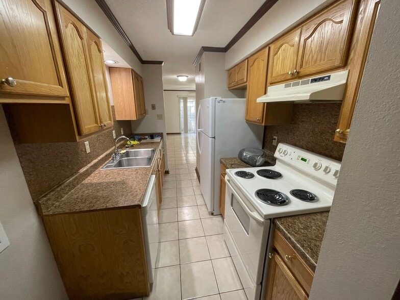 Building Photo - 1824 Hickory Ave