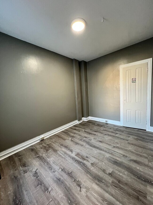 Building Photo - 5 Bedroom 1 Bath Home Available