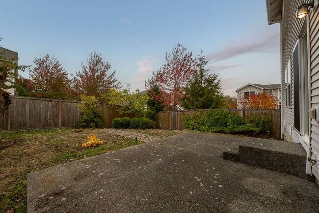 Building Photo - Spacious 3 Bedroom 2.5 Bathroom Rental Pro...