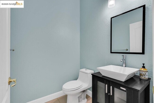 Building Photo - 909 Suntan Ln