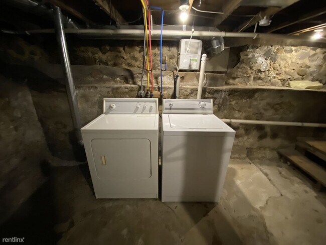 Building Photo - 2 br, 1.5 bath Duplex - 111 S Linden St Apt 2