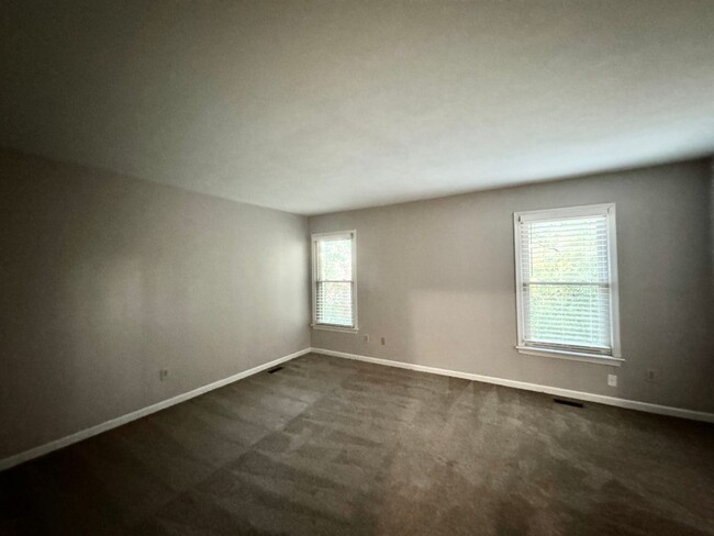 Building Photo - 2 or 3 Bedroom End-Unit Townhome! HUGE Det...