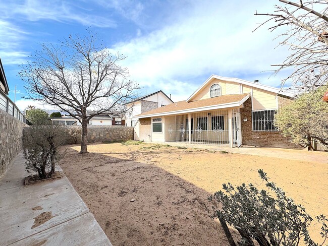 Building Photo - North Hills El Paso 3 Bed Refrig A/C!