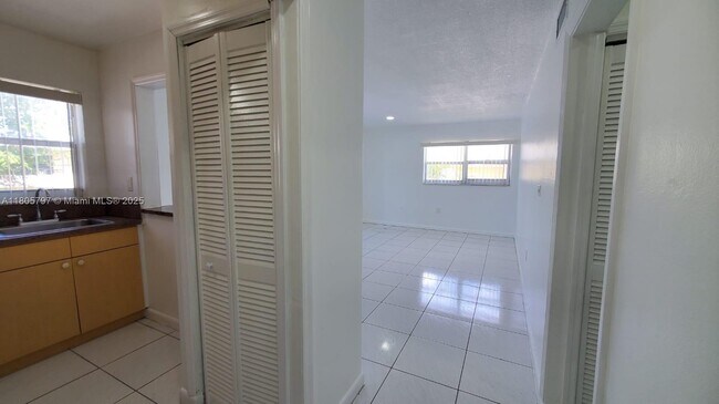 Building Photo - 1008 NW 45th Ave