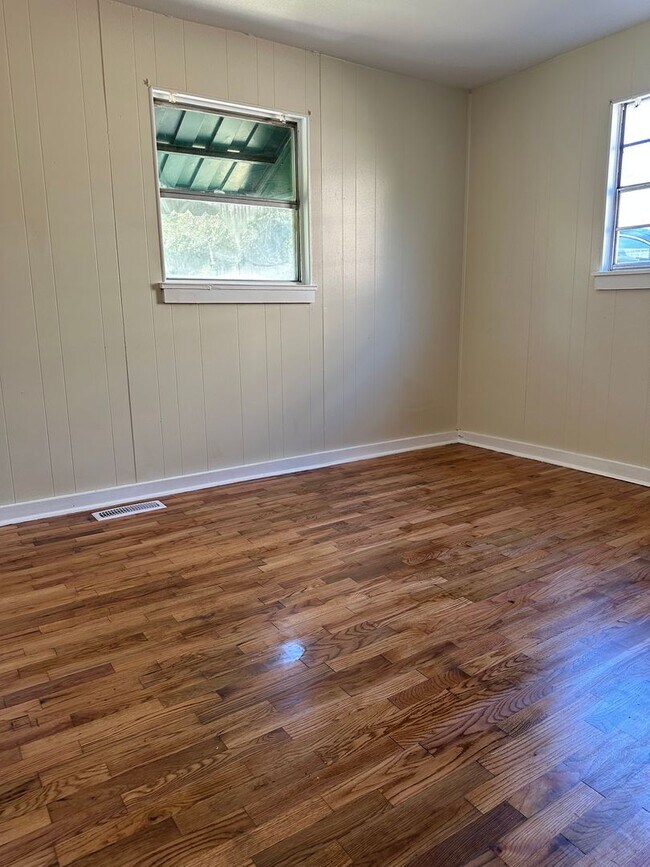 Building Photo - 3 Bedroom and 2 Bathroom home.