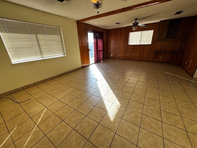 Building Photo - Mid-century Modern Heights Home