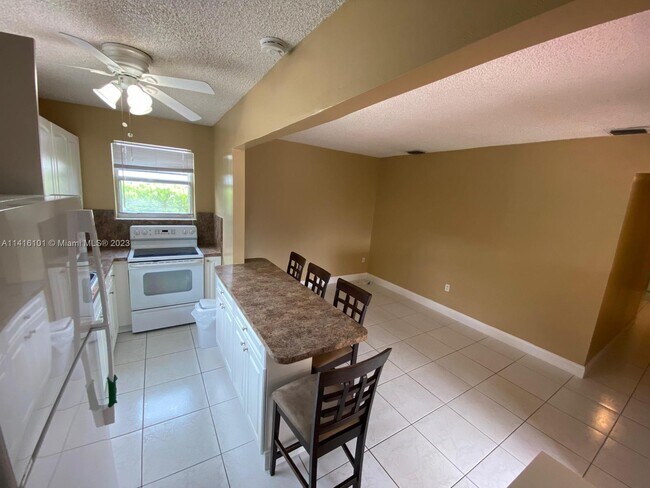 Building Photo - 671 E 59th St