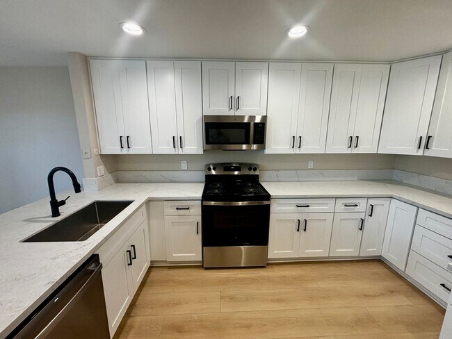 Primary Photo - Remodeled 3 bed 2 bath townhome in Friars ...