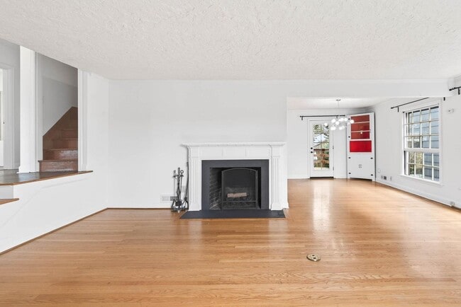 Building Photo - Vintage 3-bdrm/1-bdrm Alameda charmer—Many updates, large yard w/deck & raised beds