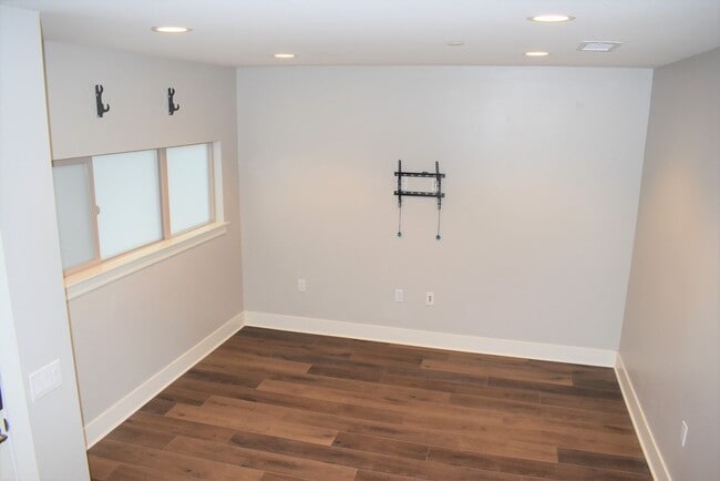 Building Photo - 2 bedroom 2.5 bath Townhome, walking dista...